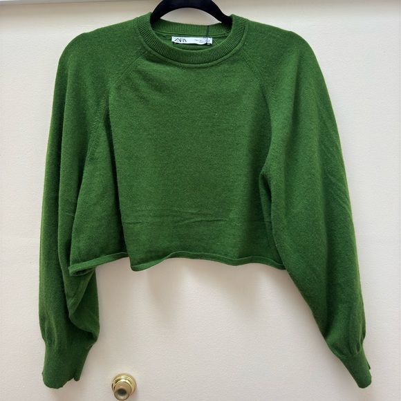 Zara Tops - Zara cropped long sleeved sweater/top